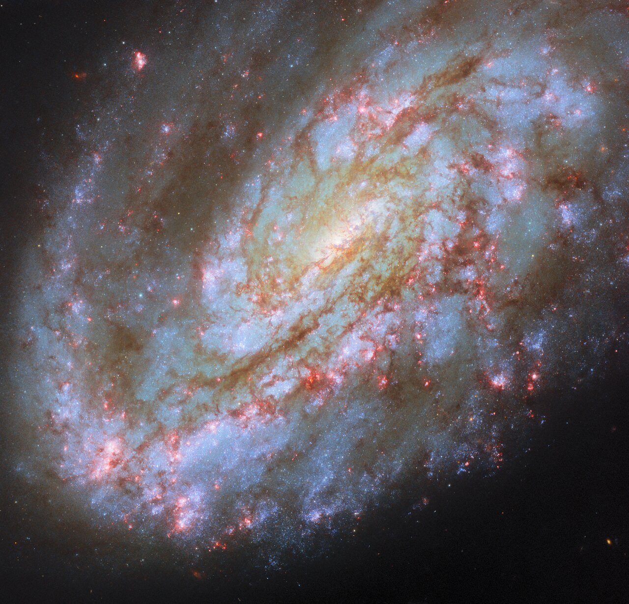 Hubble, Başak Kümesi'nde Biçimi Bozulmuş Bir Sarmalı Görüntüledi